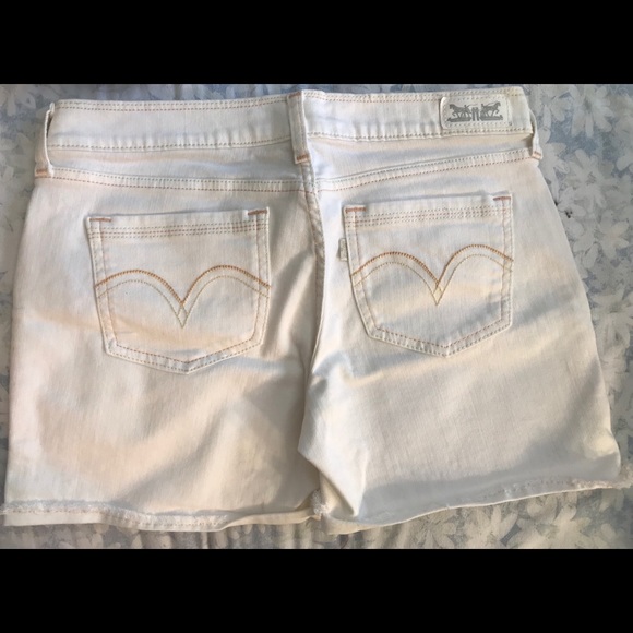 NWOT, size W28 pair of white Levi’s shorts. - Picture 5 of 8